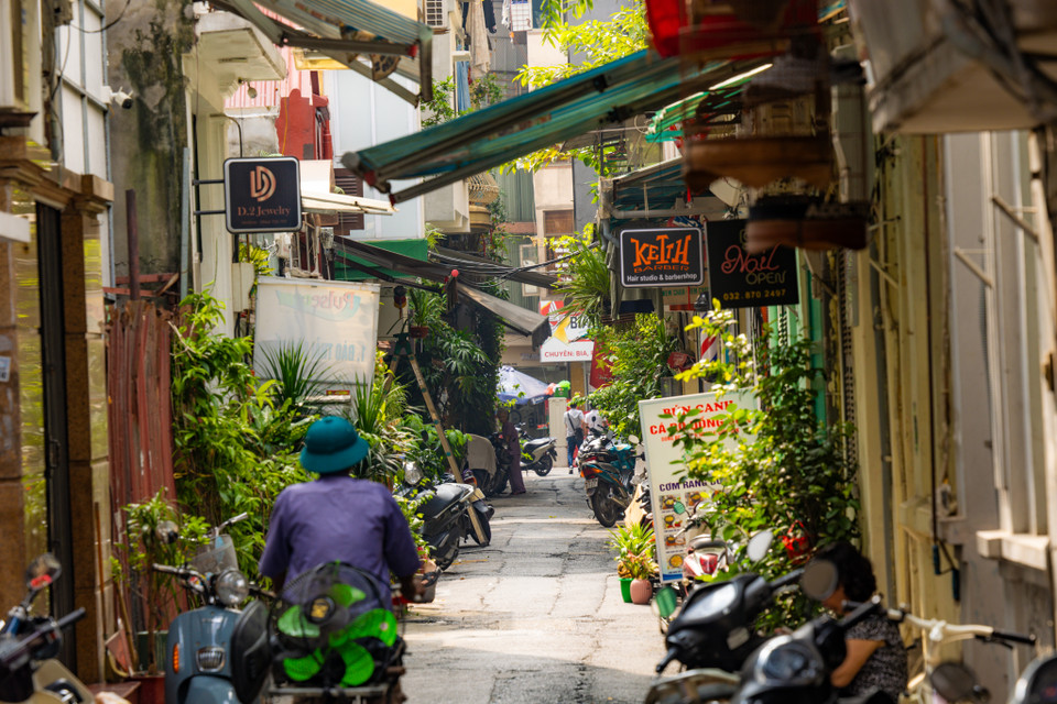 Cổng Đục có nghĩa là cổng mở ra tường thành ở phía đông. Ngày nay, con phố nhỏ nằm thu mình giữa phố thị ồn ào với dáng vẻ yên bình, tĩnh lặng vốn có của nó. (Ảnh: Bảo Ngọc/Vietnam+)