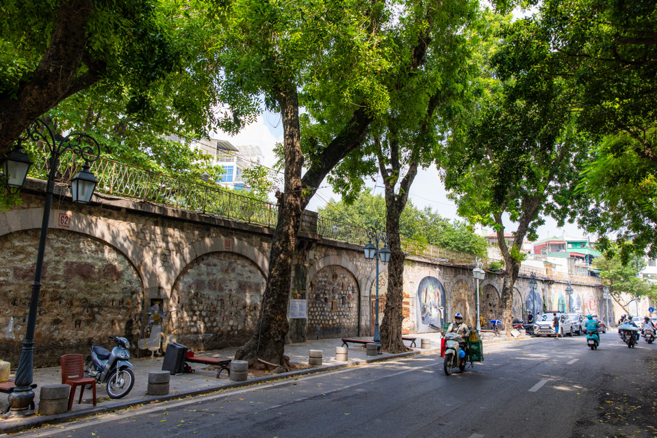 Phố Phùng Hưng trước đây là một con đường ít người qua lại, đã hoàn toàn "thay da đổi thịt" khi trở thành một không gian nghệ thuật công cộng độc đáo với những bức tranh bích họa sống động. Đây là sản phẩm nghệ thuật của các nghệ sĩ Việt - Hàn được thực hiện trong vòng 3 tháng và 17 tác phẩm thể hiện trên 127 vòm cầu với thông điệp tạo ra một không gian nghệ thuật kết nối giá trị di sản, lịch sử và cộng đồng. (Ảnh: Bảo Ngọc/Vietnam+)
