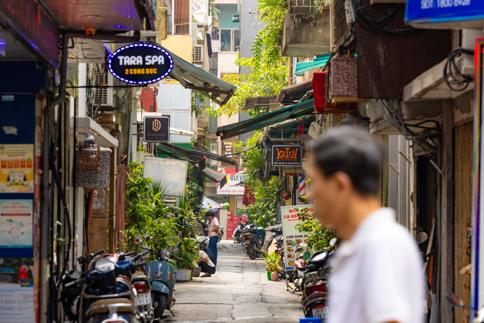 Tên của con phố này xuất phát từ câu chuyện lịch sử người Pháp đục phá tường thành để làm lối ra vào thuận tiện cho việc mua bán sản xuất hay đi chơi ở chợ Đông Thành năm 1882. (Ảnh: Bảo Ngọc/Vietnam+)