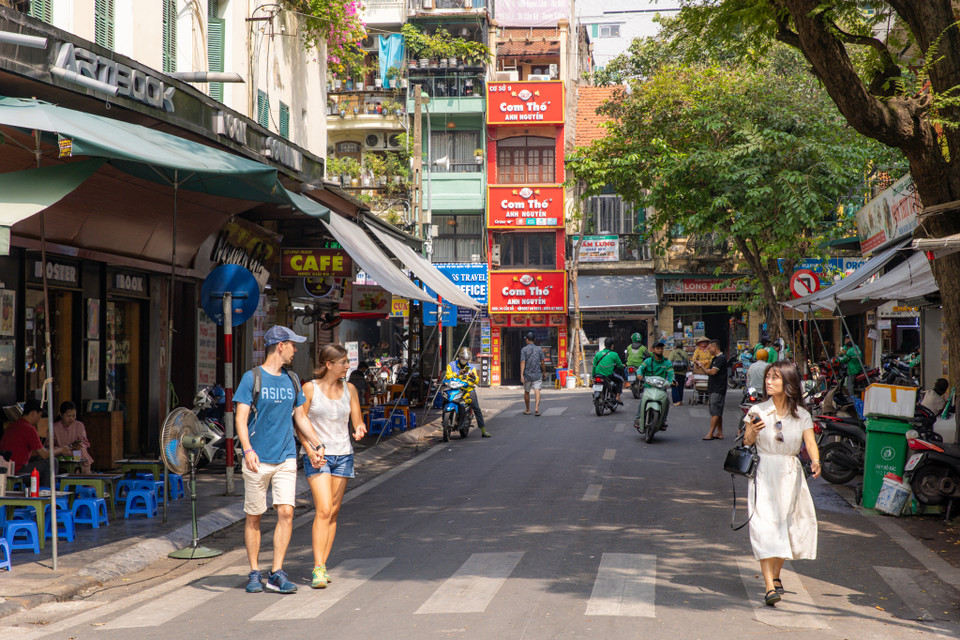 Tuy ngắn nhưng phố Hồ Hoàn Kiếm là lát cắt chân thực của Thủ đô về sự giao thoa giữa lịch sử văn hóa và hiện đại phồn hoa. (Ảnh: Bảo Ngọc/Vietnam+)