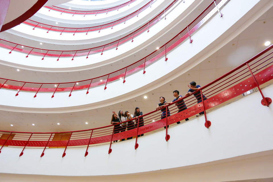 Với lối thiết kế hiện đại, các bạn sinh viên sẽ được tận hưởng trọn vẹn luồng ánh sáng tự nhiên từ lớp kính trần. (Ảnh: Minh Sơn/Vietnam+)