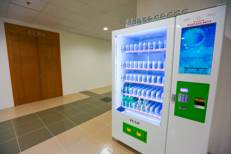 Cũng tại đây, các sinh viên sẽ được hưởng những dịch vụ tốt nhất như hệ thống wifi phủ kín trong và ngoài tòa nhà, hệ thống kích sóng điện thoại di động, máy bán nước tự động đặt khắp tòa nhà. (Ảnh: Minh Sơn/Vietnam+)