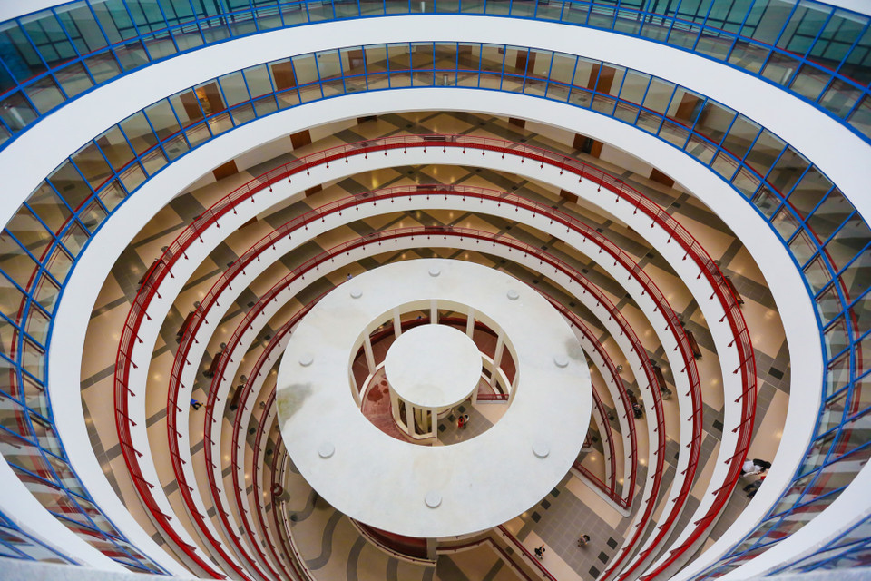 'Giếng trời' khổng lồ chính giữa tòa nhà góp phần tạo nên sự thoáng đãng cho toàn bộ cấu trúc. (Ảnh: Minh Sơn/Vietnam+)