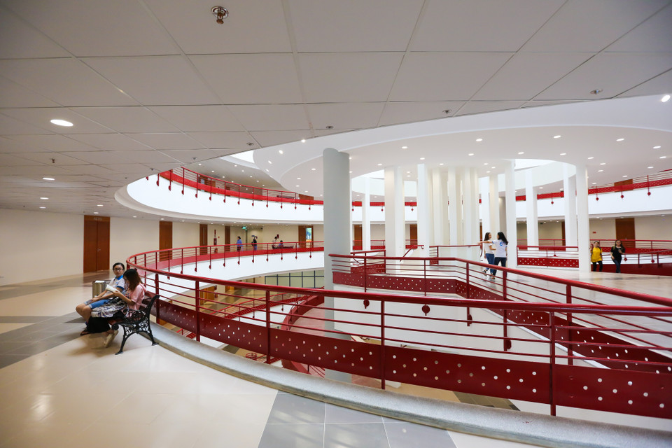 Hệ thống hành lang tròn tạo thành một không gian khép kín nhưng vẫn khoáng đạt. (Ảnh: Minh Sơn/Vietnam+)