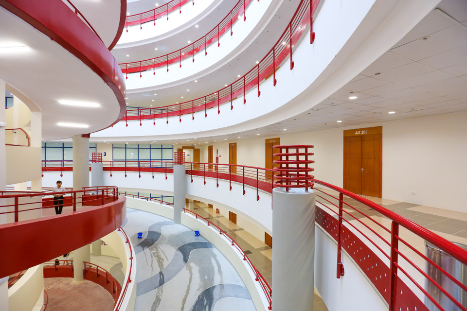 Tông trắng chủ đạo với điểm nhấn là lan can màu đỏ giúp tòa nhà nổi bật ở mọi góc độ. (Ảnh: Minh Sơn/Vietnam+)