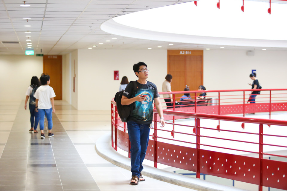 Hệ thống đèn led hiện đại chạy dọc sảnh hành lang. (Ảnh: Minh Sơn/Vietnam+)