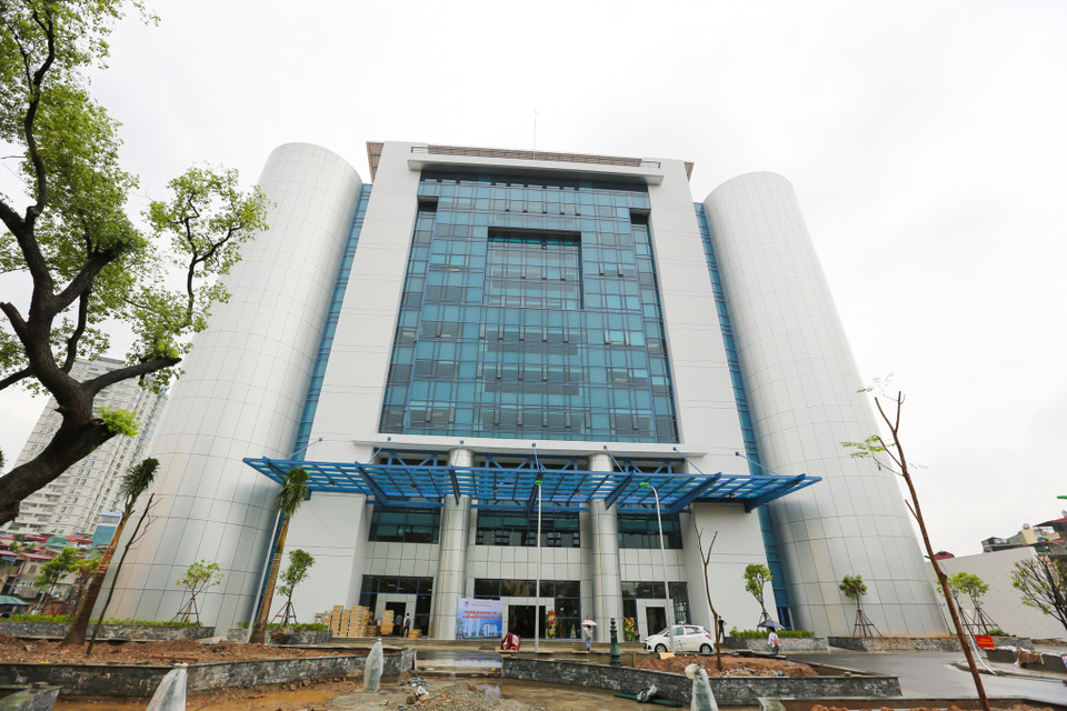 Tòa nhà A2 của Đại học Kinh tế Quốc dân với diện tích sàn gần 96.000m2 được mệnh danh là 'tòa nhà thế kỷ' vì thời gian xây dựng lên tới 14 năm mới hoàn thiện. (Ảnh: Minh Sơn/Vietnam+)