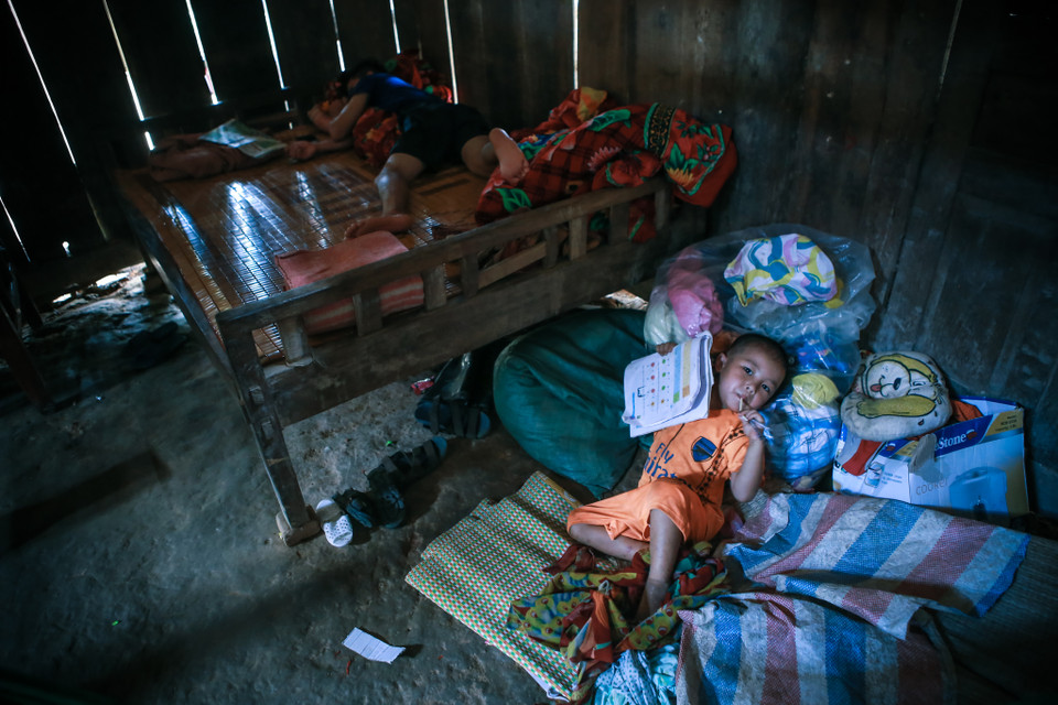 Sắp đến năm học mới, những đứa trẻ tại thôn Sùng Hoảng được bố trí học tạm tại các trường dưới xã, phân hiệu trường trên núi của thôn đã bị vùi lấp hoàn toàn. 