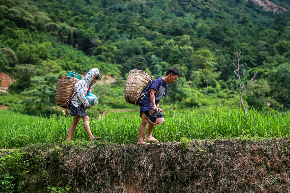 Người Phìn Ngan, năm nào cũng chực bỏ nhà cửa, ruộng nương, chạy xuôi về phía bãi phẳng để tránh dòng nước, dòng đất.