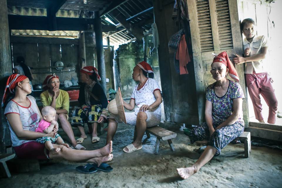 Cơn lũ đi qua vài ngày nhưng người dân Phìn Ngan (huyện Bát Xát) vẫn đang phải vật lộn với cuộc sống khốn khó khi không điện, không nhà, không quần áo mặc.