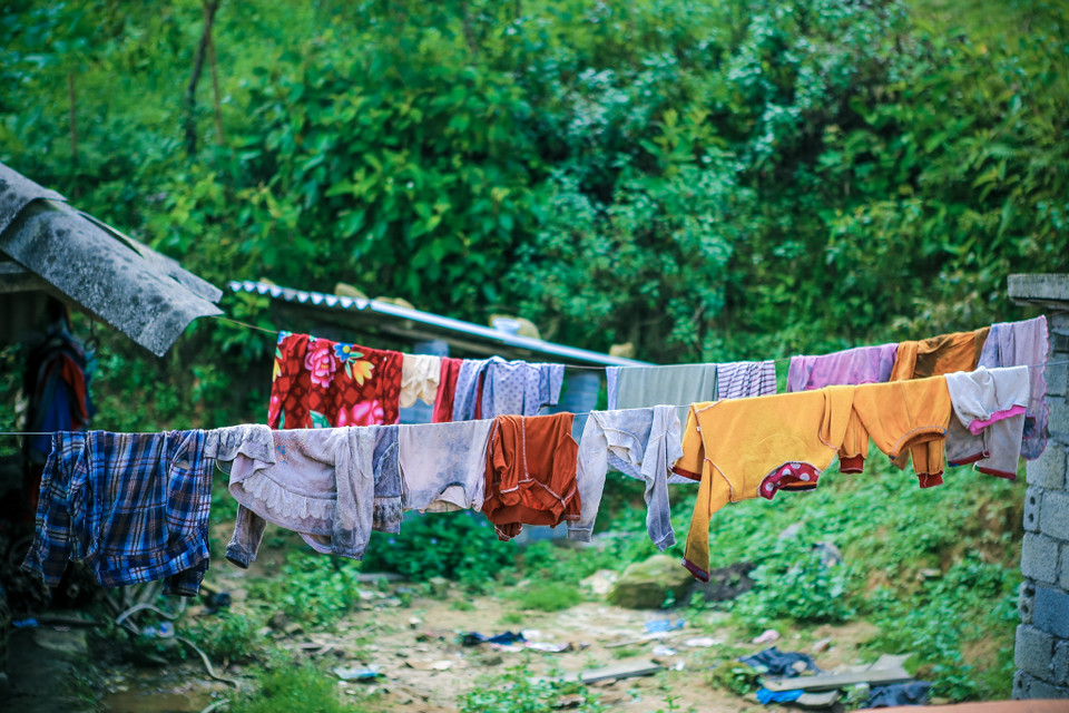 Cơn lũ bất ngờ đã cuốn trôi mọi thứ, người dân thôn Sùng Hoảng chỉ kịp chạy tháo thân không mang thứ gì. Tài sản duy nhất với họ chỉ là những bộ quần áo lấm lem bùn đất. 