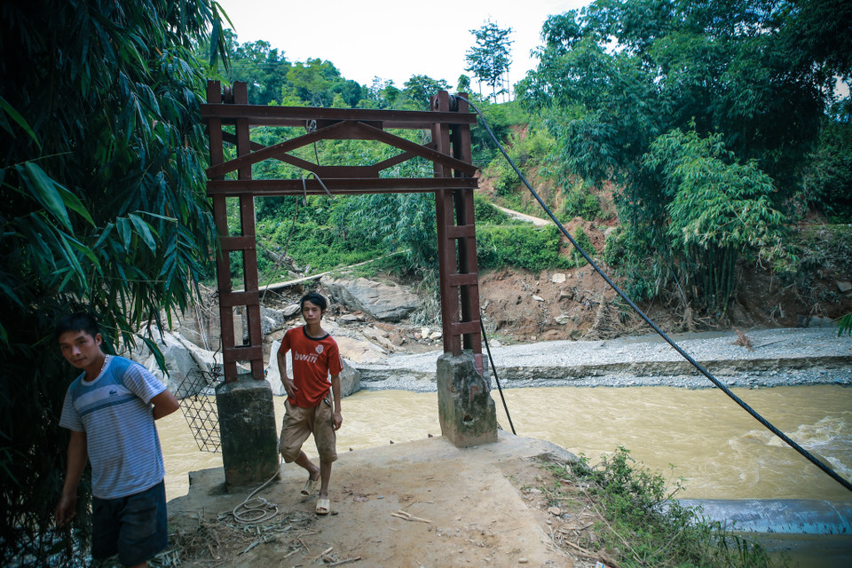 Cây cầu treo duy nhất nối liền thôn Sùng Hoảng với xã Phìn Ngan cách đây mấy hôm đã bị cơn lũ dữ cuốn phăng đi chia cắt hoàn toàn thôn. 