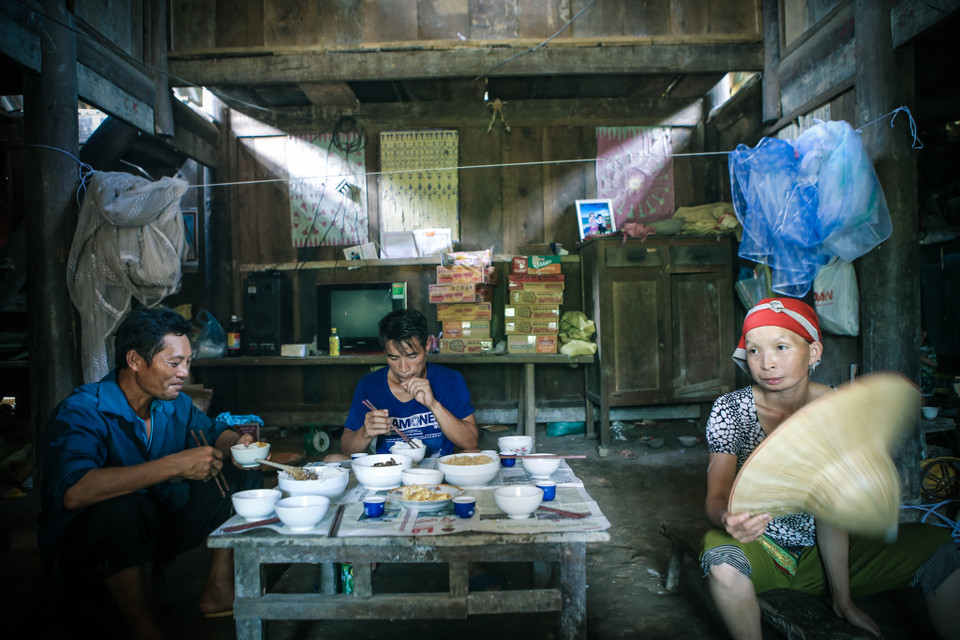 Nhà cửa mất sạch, hơn 10 hộ dân thông Sùng Hoảng đã phải ở tạm một căn nhà còn nguyên vẹn nhưng không có điện để sinh hoạt. 