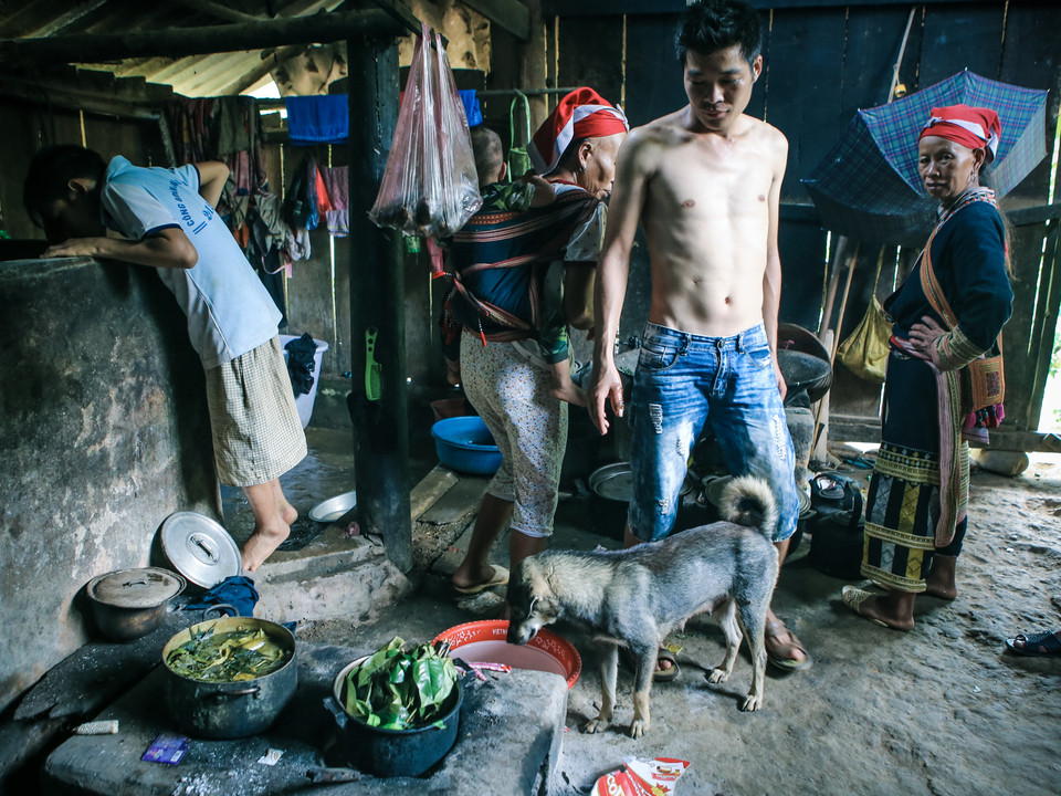 Anh Chảo Láo Khờ (cởi trần), trưởng thôn Sùng Hoảng 2 lo lắng cho biết, việc ở tạm khiến cuộc sống của 10 hộ dân ở đây rất bấp bênh dù chính quyền xã cũng quan tâm hỗ trợ. 