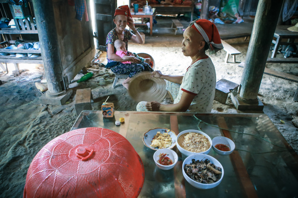 Thức ăn chính của những hộ dân nơi đây là mì tôm và trứng. Gạo và các nhu yếu phẩm khác mãi đến vài hôm sau mới được tiếp tế. 