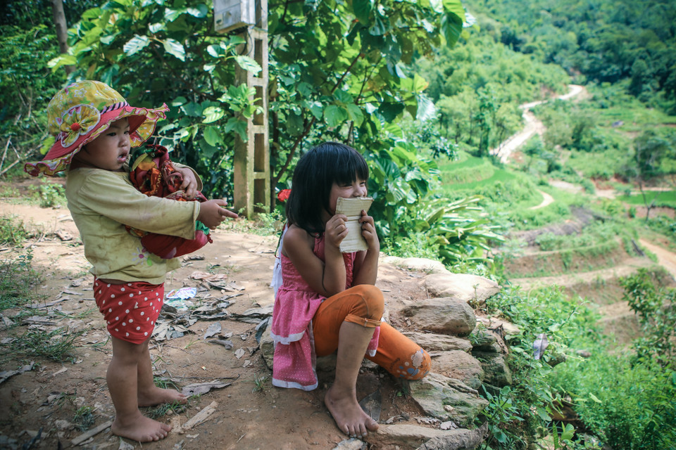Đứa trẻ chỉ về căn nhà cũ bị lũ cuốn trôi cách đây mấy hôm. Dù còn nhỏ những chúng đã có thể tưởng tượng được sự tàn khốc của thiên tai. 