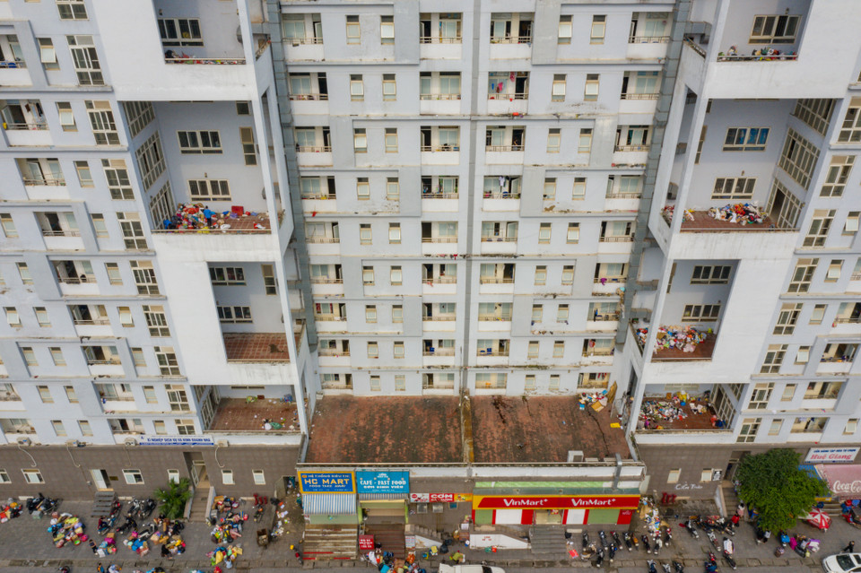 Về mặt công năng, tầng 1 và 2 của các tòa nhà được dành cho cán bộ, nhân viên phục vụ. Các tầng còn lại làm khu cách ly. (Ảnh: Minh Sơn/Vietnam+)