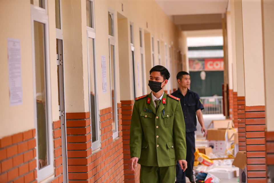 Lực lượng chức năng liên tục đi kiểm tra để đảm bảo công tác chuẩn bị tiếp đón được chu đáo nhất. (Ảnh: Minh Sơn/Vietnam+)