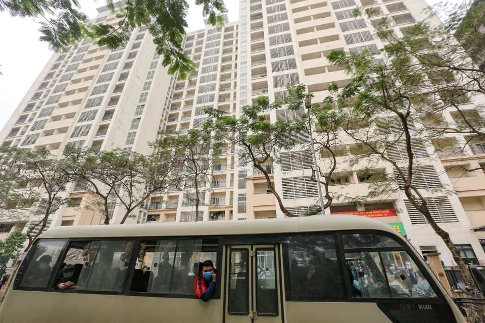 Trong chiều 20/3, khu nhà này đang tổ chức đón những người dân trở về từ Nga để thực hiện việc cách ly. (Ảnh: Minh Sơn/Vietnam+)