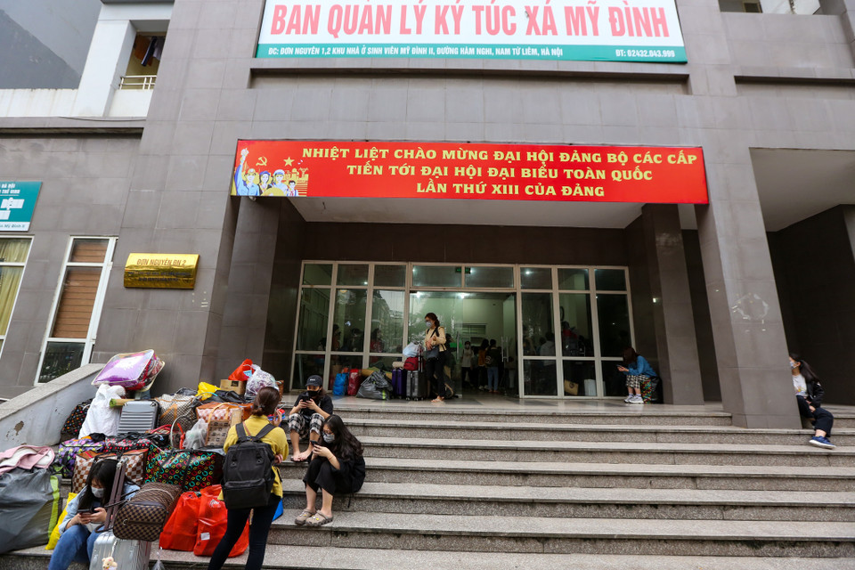 Ban quản lý tại đây cho biết hiện có 1.500 sinh viên ở cả 5 toà. Ban quản lý đang tiến hành dồn sinh viên sang toà nhà D1, D2. (Ảnh: Minh Sơn/Vietnam+)