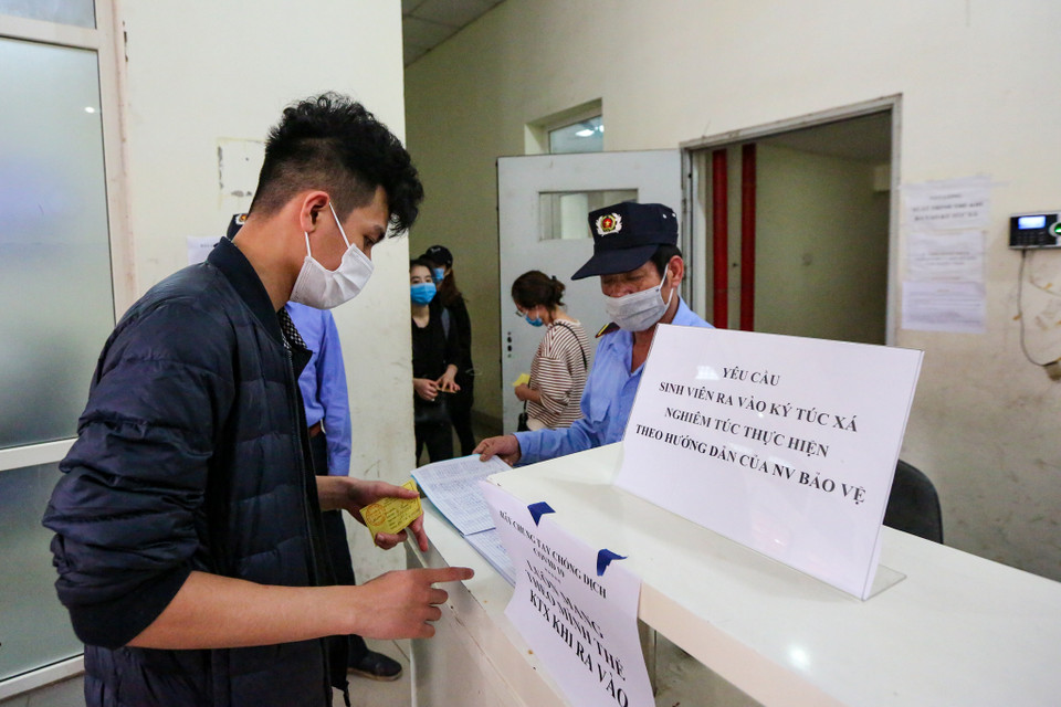 Các sinh viên tại nơi ở mới khi ra vào phải xuất trình thẻ. (Ảnh: Minh Sơn/Vietnam+)