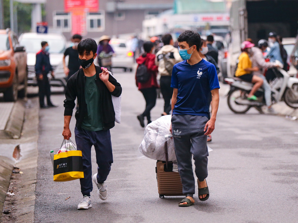 Ghi nhận trong sáng 20/3, rất đông sinh viên từ các toà nhà D3, D4, D5 đang tiến hành thu dọn đồ đạc để chuyển sang khu ở mới. (Ảnh: Minh Sơn/Vietnam+)