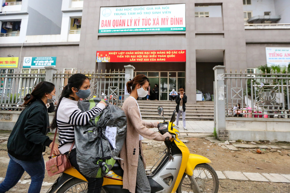 Tuy nhiên một số sinh viên được vận động để chuyển về quê trong đợt dịch COVID-19 để đảm bảo an toàn cũng như để lại chỗ trống cho các sinh viên khác. (Ảnh: Minh Sơn/Vietnam+)