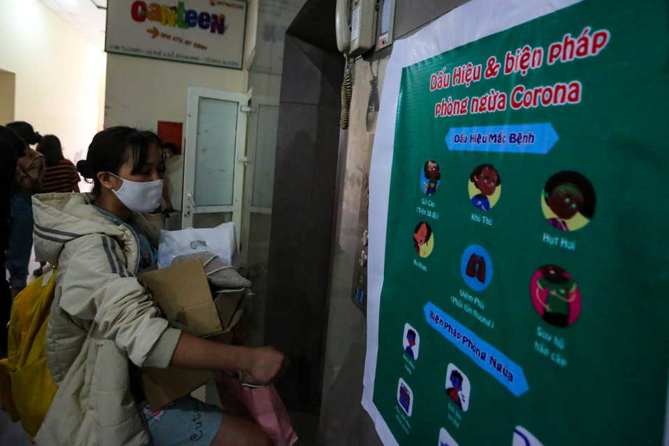 Ban quản lý ký túc xá cũng tuyên truyền, phổ biến các kiến thức phòng dịch COVID-19 cho toàn thể sinh viên cũng như cán bộ nhân viên. (Ảnh: Minh Sơn/Vietnam+)