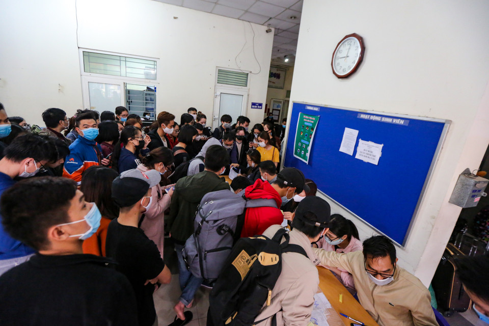 Các sinh viên sẽ phải làm thủ tục chuyển đến và nhận phòng trong thời gian 3 khu nhà ở được dành cho người bị cách ly. (Ảnh: Minh Sơn/Vietnam+)