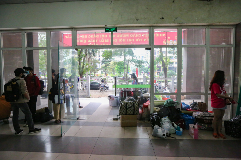 Nhiều sinh viên đang ở quê không thể tự thu dọn. Ban quản lý ký túc xá đã mua thùng carton, bao tải để đóng gói đồ đạc rồi niêm phong lại. Sinh viên ở quê không cần phải lên thu dọn đồ, ban quản lý sẽ đảm bảo an toàn đồ đạc. (Ảnh: Minh Sơn/Vietnam+)