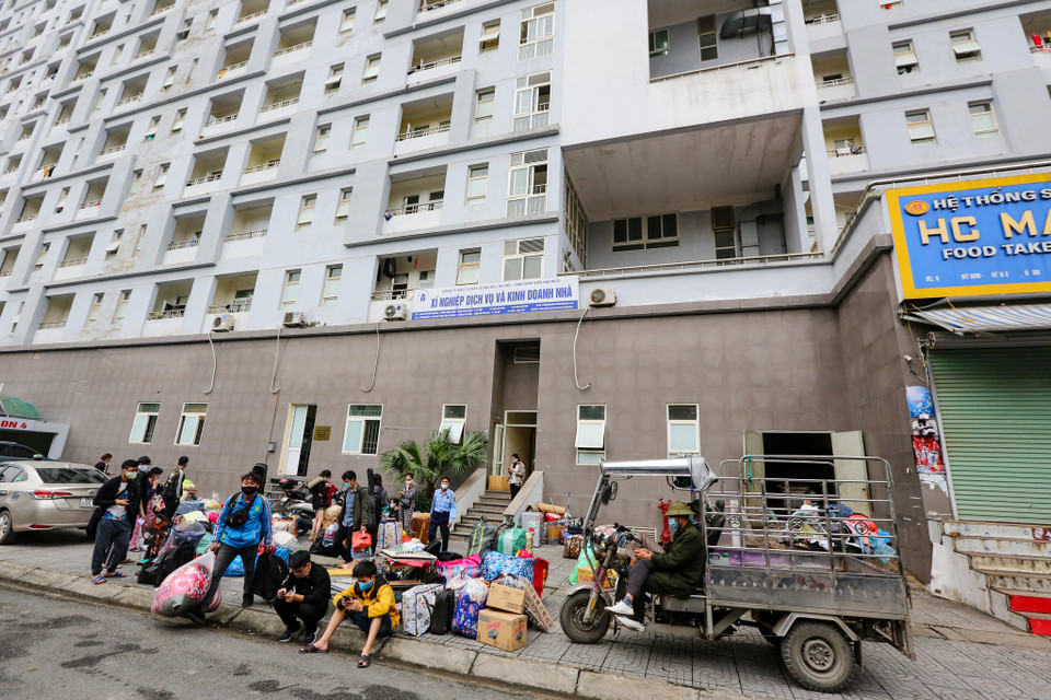 Sau khi Chủ tịch Uỷ ban Nhân dân Hà Nội Nguyễn Đức Chung ra quyết định lập khu cách ly tập trung tại khu nhà ở sinh viên Mỹ Đình II (quận Nam Từ Liêm), ban quản lý toà nhà đã tiến hành dồn sinh viên sang hai toà nhà D1, D2 nhường 3 toà D3, D4, D5. (Ảnh: Minh Sơn/Vietnam+)