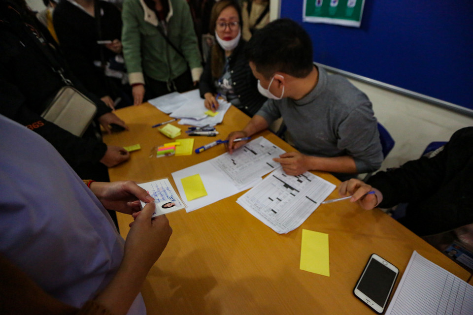 Sinh viên khi làm thủ tục cần mang thẻ sinh viên, khai rõ thông tin cá nhân. (Ảnh: Minh Sơn/Vietnam+)