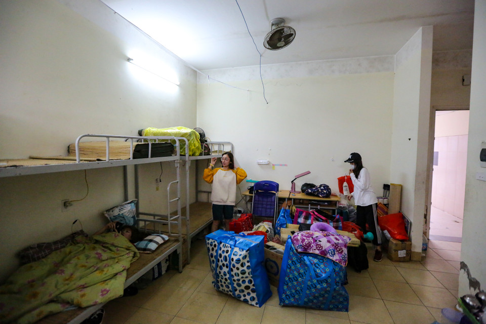 Trương Thị Mai, sinh viên năm 4 Đại học Thương Mại cho biết, em thấy thoải mái khi được di chuyển sang nơi ở mới. (Ảnh: Minh Sơn/Vietnam+)