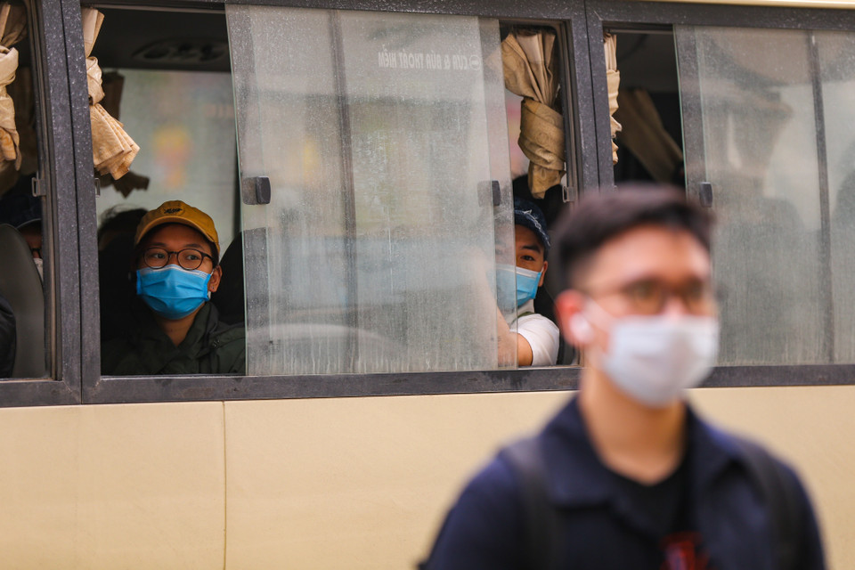 Theo lịch bay, trong ngày 20/3 Cảng hàng không quốc tế Nội Bài sẽ đón khoảng 2.585 hành khách đến từ 25 chuyến bay, trong đó có khoảng 1.183 khách trên 13 chuyến đến từ vùng dịch COVID-19. (Ảnh: Minh Sơn/Vietnam+)
