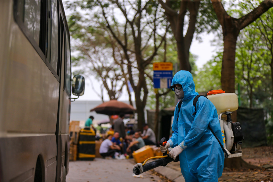 Toàn bộ các xe ôtô chở hành khách sẽ được tiến hành khử trùng. (Ảnh: Minh Sơn/Vietnam+)