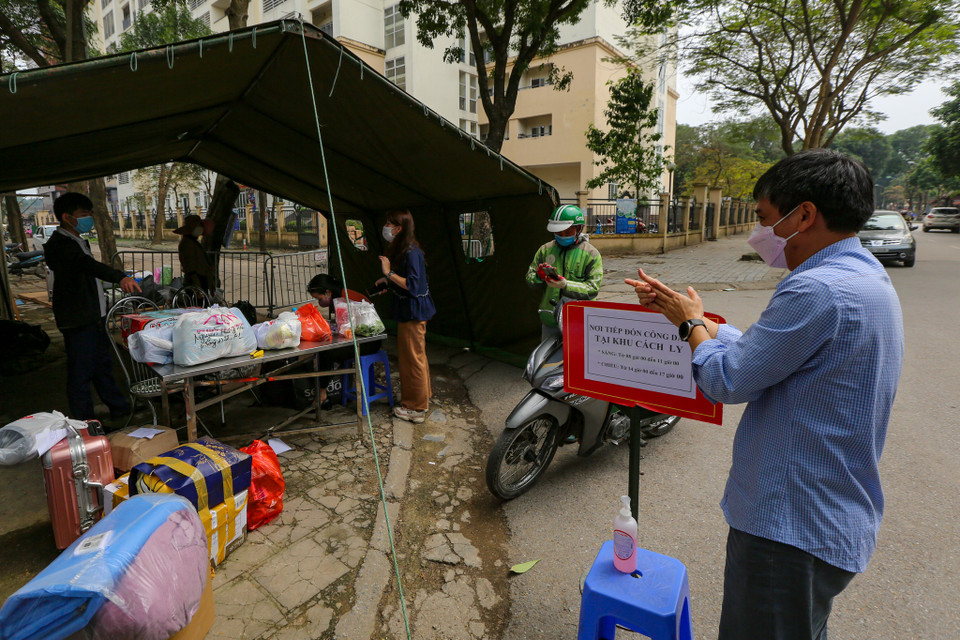 Thành phố Hà Nội đã bố trí 1 đội y tế dự phòng, 2 đội đảm bảo y tế làm nhiệm vụ hàng ngày tại khu cách ly và việc quản lý, vận hành khu cách ly này do Bộ Tư lệnh thủ đô đảm nhận. (Ảnh: Minh Sơn/Vietnam+)