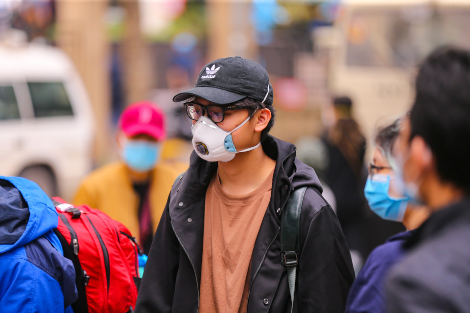 Trước diễn biến phức tạp của dịch bệnh COVID-19 đang bùng phát ở các nước trên thế giới, rất đông hành khách là người Việt Nam đã hồi hương về nước. (Ảnh: Minh Sơn/Vietnam+)