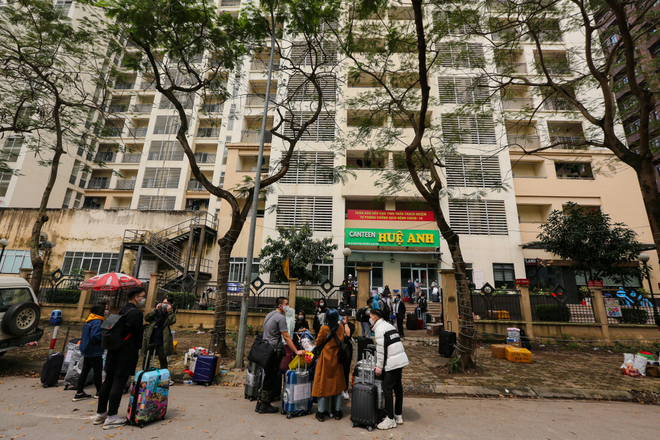 Lực lượng chức năng đã chuẩn bị cơ sở vật chất và thiết lập nhiều chốt kiểm soát tại khu vực cách ly Pháp Vân để đón các công dân Việt Nam từ nước ngoài về cách ly tập trung tại đây. (Ảnh: Minh Sơn/Vietnam+)