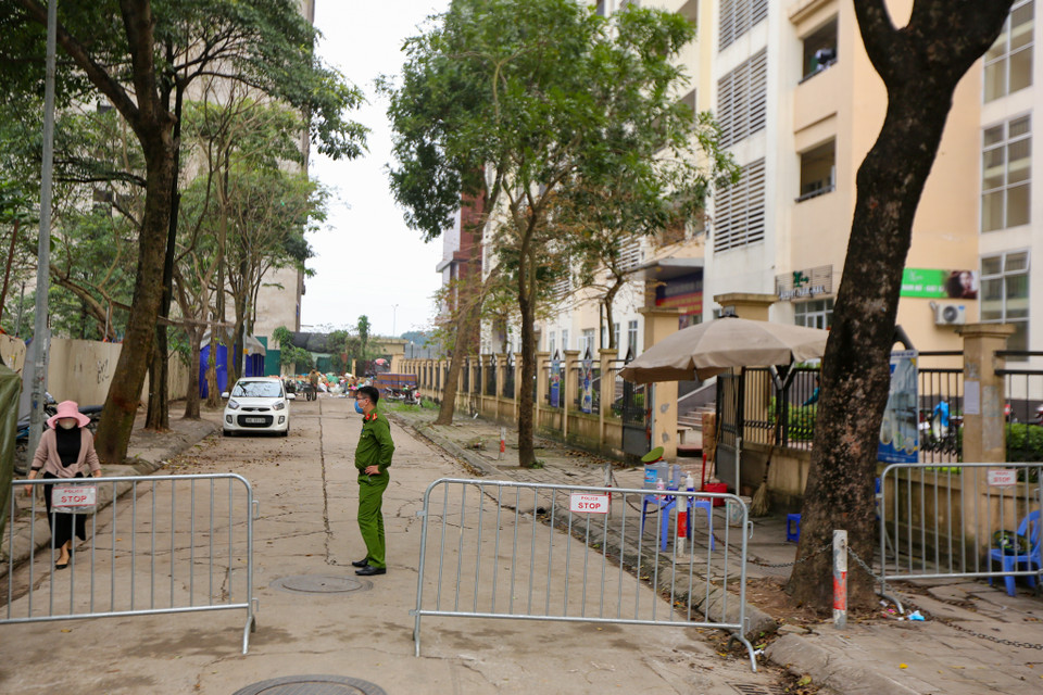 Khu cách ly này đã lấy 2 đơn nguyên của tòa A1 của khu nhà ở học sinh, sinh viên Pháp Vân để làm khu cách ly cho khoảng 4.000 người. Tại mỗi tòa, tầng 1 sẽ làm khu nấu ăn; tầng 2, 3 làm khu vực sinh hoạt cho các cán bộ, nhân viên phục vụ; từ tầng 4 - 19 là khu cách ly tập trung, gồm 252 phòng. (Ảnh: Minh Sơn/Vietnam+)