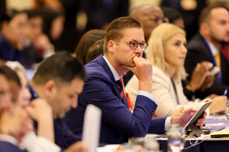 Tham dự hội nghị có hơn 300 nghị sỹ trẻ và đại biểu đến từ hơn 70 Nghị viện thành viên IPU và đại diện của các tổ chức quốc tế; Các Đại sứ, đại diện cơ quan đại diện ngoại giao nước ngoài và tổ chức quốc tế tại Việt Nam; 124 thành viên Nhóm đại biểu Quốc hội trẻ Việt Nam; 20 thanh niên trẻ tiêu biểu của Việt Nam; 20 đại biểu Hội đồng nhân dân trẻ cấp tỉnh của Việt Nam... (Ảnh: Minh Sơn/Vietnam+)