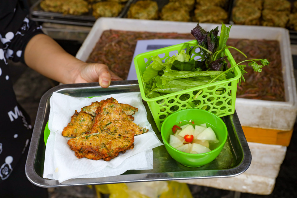 Chả rươi phải ăn nóng, chấm với hỗn hợp nước mắm pha, vắt thêm một ít lát quất thái mỏng và vài cọng rau mùi ta ăn kèm là ngon nhất. (Ảnh: PV/Vietnam+)