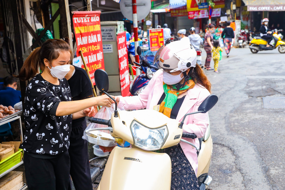 Giá mỗi miếng chả rươi dao động từ 20-30 ngàn đồng nhưng không lúc nào quán ngơi khách. (Ảnh: PV/Vietnam+)