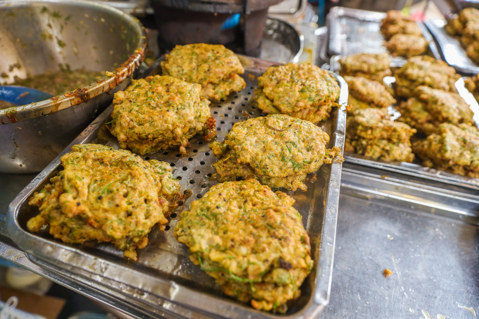 Tuy chả rươi ở Hà Nội bây giờ được bán quanh năm nhưng nhiều người sành ăn vẫn phải chờ đến chính vụ mới thưởng thức. (Ảnh: PV/Vietnam+)