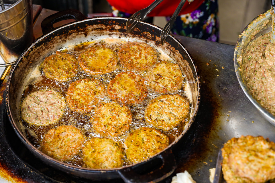 Nhiều du khách còn đặt mua mang gửi đi xa như một món quà từ Hà Nội. (Ảnh: PV/Vietnam+)