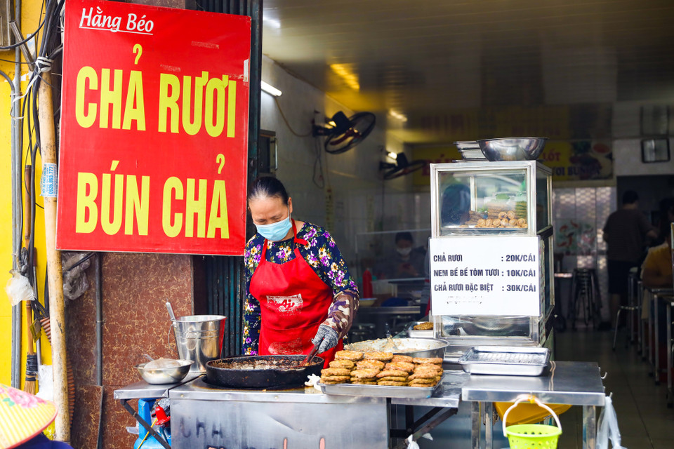 Hà Nội không phải là vùng đất của rươi, nhưng lại là nơi sáng tạo ra món chả rươi ngon đúng điệu mà ai ăn cũng phải tấm tắc khen ngon. (Ảnh: PV/Vietnam+)