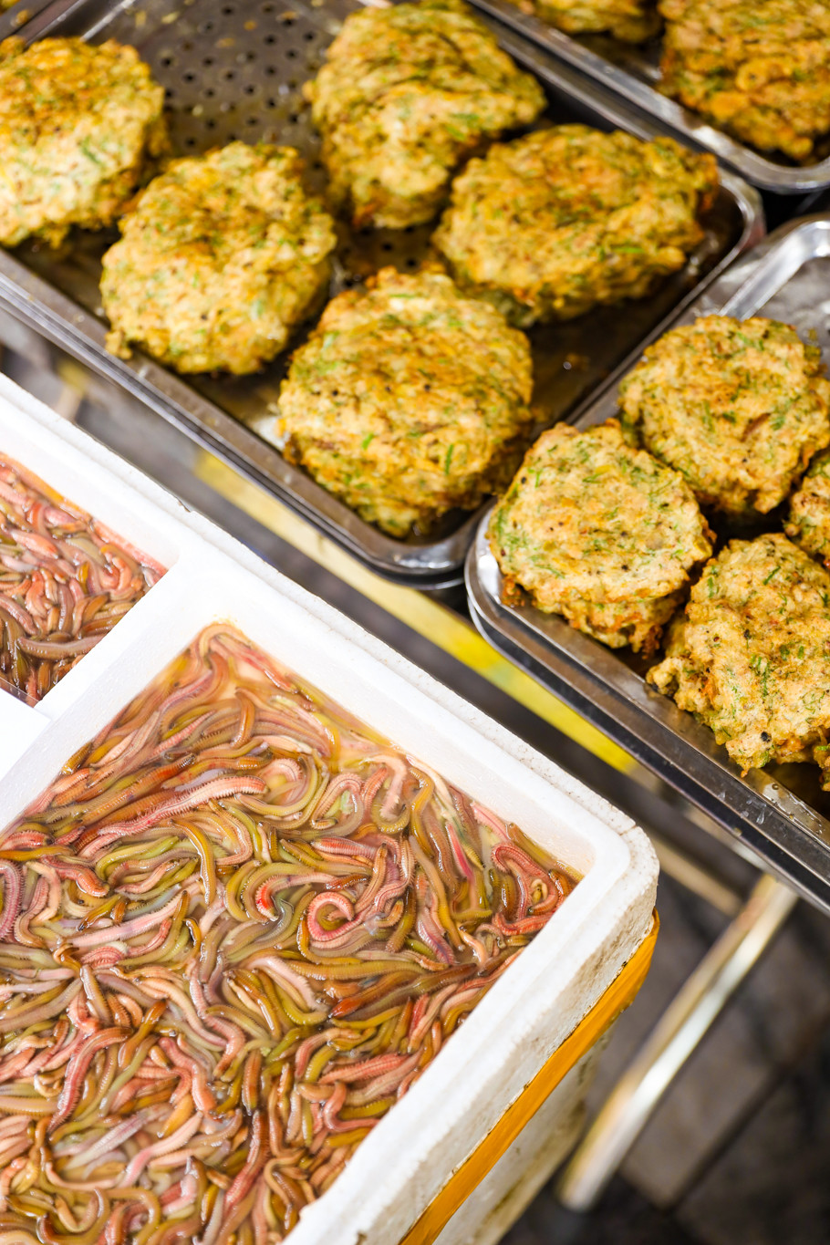 Cửa hàng cô Nhâm là địa điểm bán chả rươi đã có tiếng và chuẩn đúng chả rươi Hà Nội. (Ảnh: PV/Vietnam+)