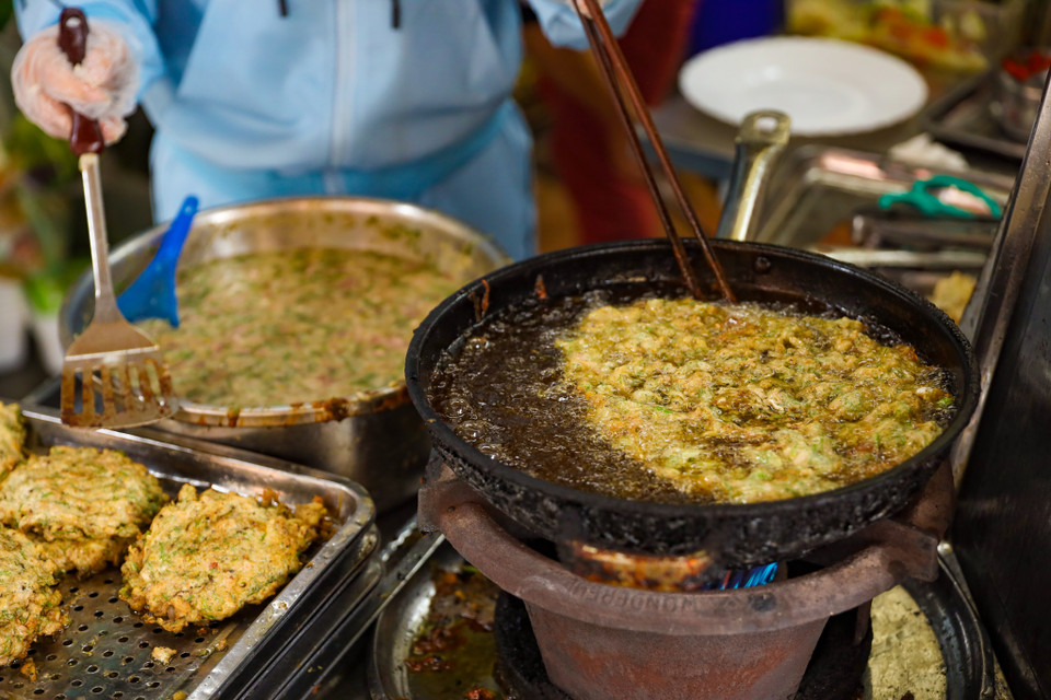 Ai có dịp ngang qua các hàng làm rươi đều phải ngoái lại vì mùi thơm đặc trưng cùng những khay chả vàng ươm. (Ảnh: PV/Vietnam+)