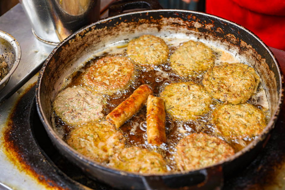 Chả rươi được coi là đặc sản quý hiếm của Hà Nội, vì thế mỗi khi đến với Hà Nội dịp này, du khách phải nhanh chân thưởng thức vì đây là thời điểm rươi ngon nhất. (Ảnh: PV/Vietnam+)