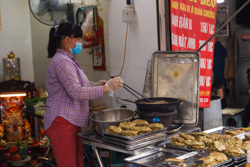Cứ vào độ cuối Thu, người Hà Nội lại rỉ tai nhau về một món ăn đặc biệt, chỉ xuất hiện một vài lần trong năm mà mỗi lần chỉ có vài ngày là hết, đó là món chả rươi. (Ảnh: PV/Vietnam+)