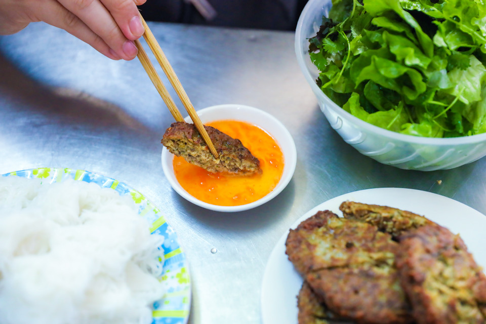 Cái béo ngậy của rươi, của trứng, của thịt xay, hành, thì là, vỏ quýt… hòa quyện với cái thanh của quất, cái cay của ớt tạo nên một món ăn đặc biệt của Hà Thành. (Ảnh: PV/Vietnam+)